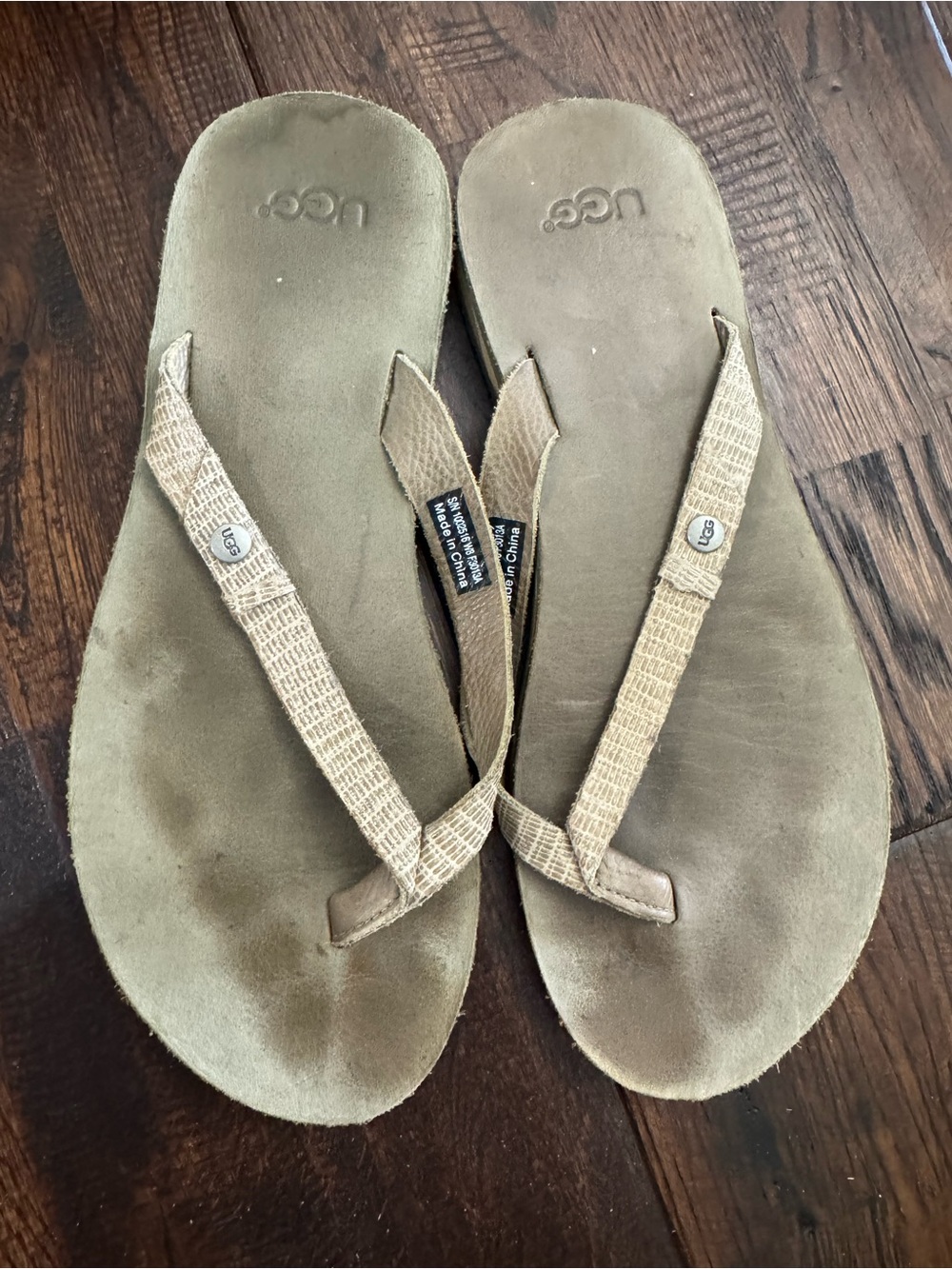 UGG Beige and Black Flip Flop Sandals Duo Size 8 - Picture 2 of 11